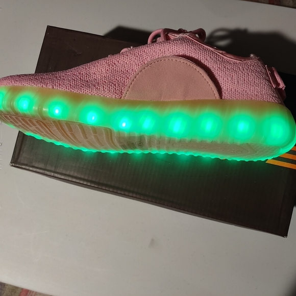 ✨🩷🩷PINK LIGHT-UP SNEAKERS-NEW - Picture 11 of 13